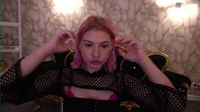 Snapshot of PinkyTrix chatting on July 19, 6:44 pm PinkyTrix online show from July 19, 6:44 pm