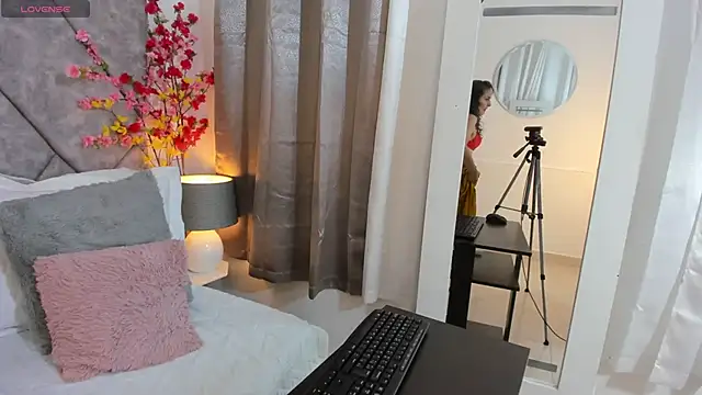 shaliny  online show from April 14, 7:31 pm