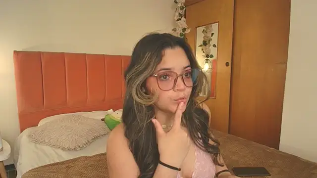 Snapshot of Shadya_ chatting on May 1, 3:11 am Shadya online show from May 1, 3:11 am