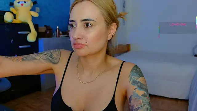 pennyyy  online show from May 27, 10:29 pm
