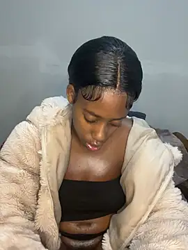 Snapshot of petite_bee chatting on July 6, 2:19 am petite bee online show from July 6, 2:19 am
