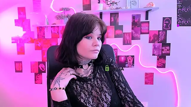 nikki kiss  online show from May 3, 8:53 am
