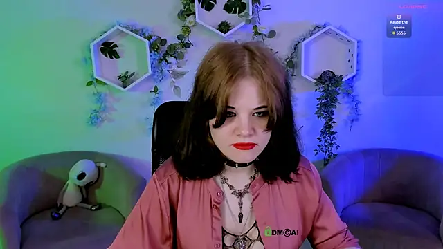 nikki kiss  online show from July 21, 9:00 am