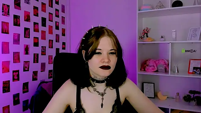 nikki kiss  online show from July 23, 8:45 am