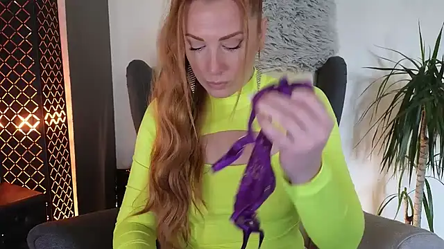 Snapshot of Sharon_Red chatting on October 31, 11:33 am Sharon Red online show from October 31, 11:33 am