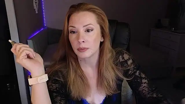 Snapshot of Sharon_Red chatting on December 18, 4:46 pm Sharon Red online show from December 18, 4:46 pm