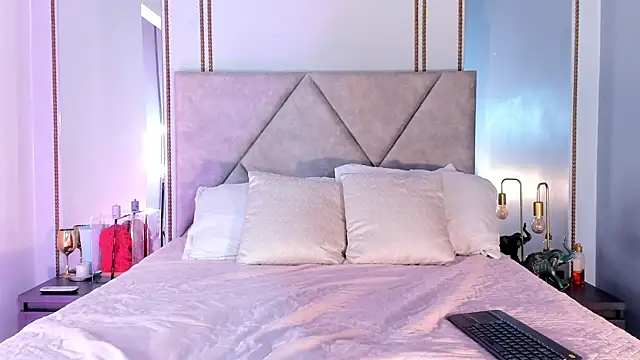 EmmaWilliammss online show from June 8, 12:27 pm