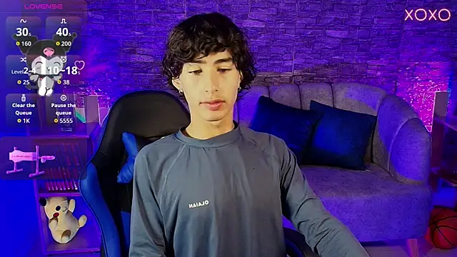 santi foxxx  online show from April 21, 11:16 am