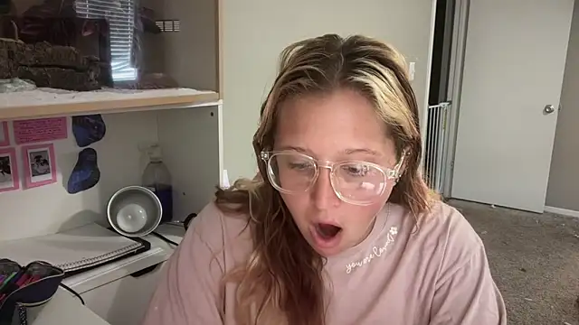 MUSCLEMOMMY1365 online show from April 28, 4:01 pm