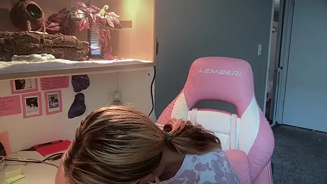 MUSCLEMOMMY1365 online show from April 29, 4:00 pm