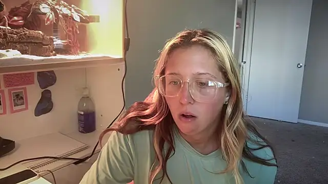 MUSCLEMOMMY1365 online show from April 30, 2:01 pm