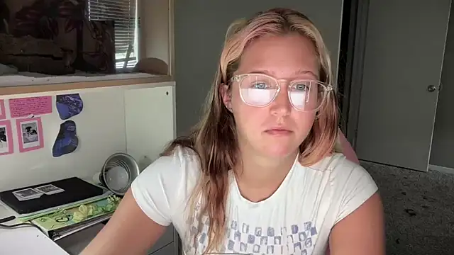 MUSCLEMOMMY1365 online show from May 21, 4:03 pm