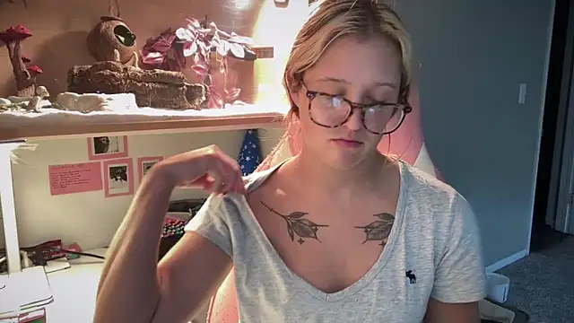 MUSCLEMOMMY1365 online show from June 12, 7:02 pm