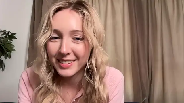 Snapshot of Kattie_Petite chatting on April 25, 2:47 pm Kattie Petite online show from April 25, 2:47 pm