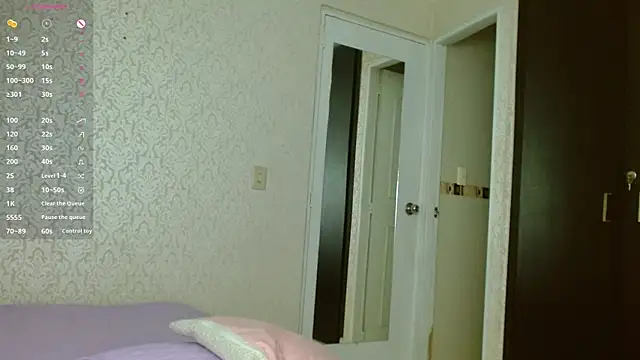 Snapshot of Annyrosse00 chatting on June 14, 2:24 am Annyrosse00 online show from June 14, 2:24 am