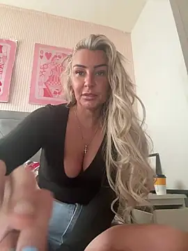 Naughtyhousewife x online show from April 28, 10:42 am