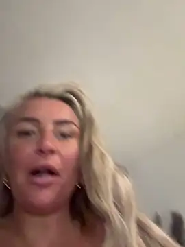 Naughtyhousewife x online show from April 29, 5:30 pm