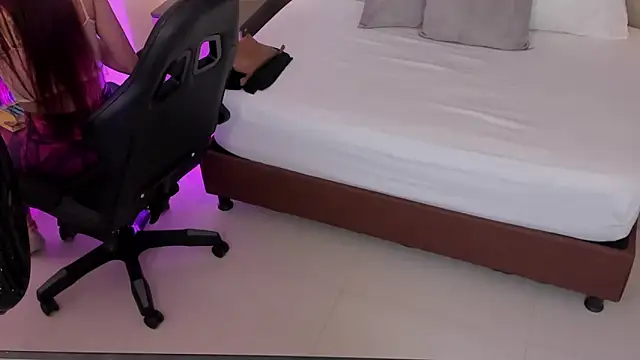 Snapshot of marylin_gold chatting on June 4, 11:11 pm marylin gold online show from June 4, 11:11 pm