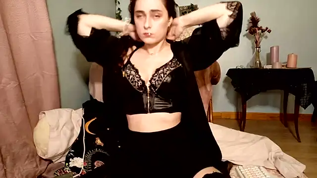 Snapshot of missclochette chatting on June 17, 12:18 pm missclochette online show from June 17, 12:18 pm