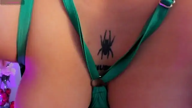 Snapshot of MiluVegaa_ chatting on June 25, 11:48 am MiluVegaa online show from June 25, 11:48 am