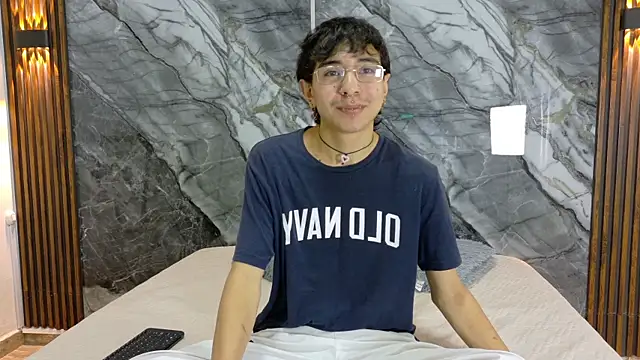 Snapshot of NoahWalker__ chatting on May 4, 11:06 am NoahWalker online show from May 4, 11:06 am