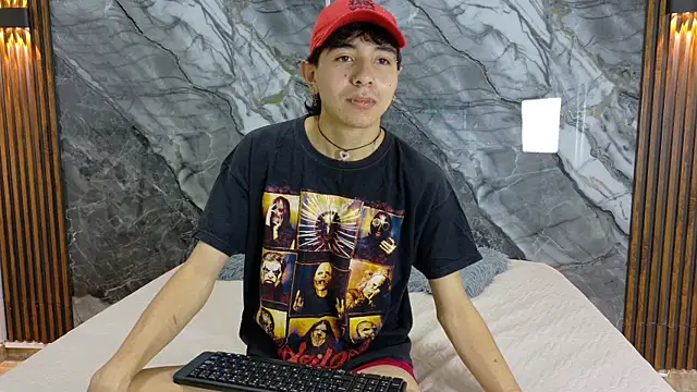 Snapshot of NoahWalker__ chatting on May 5, 11:07 am NoahWalker online show from May 5, 11:07 am