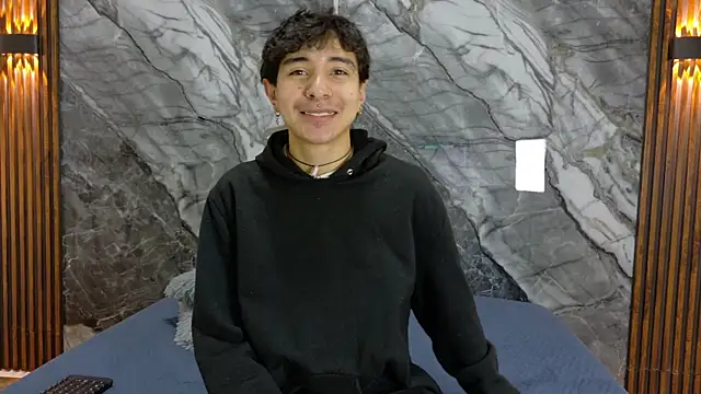 Snapshot of NoahWalker__ chatting on May 18, 11:05 am NoahWalker online show from May 18, 11:05 am