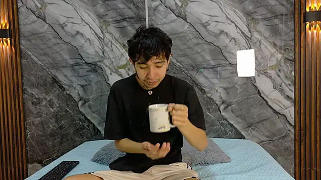 Snapshot of NoahWalker__ chatting on May 24, 11:04 am NoahWalker online show from May 24, 11:04 am