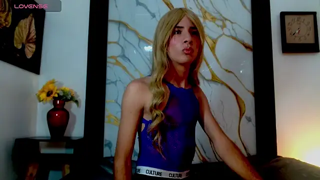 Snapshot of esmeralda_negrette chatting on April 18, 3:43 am esmeralda negrette online show from April 18, 3:43 am