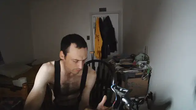 Snapshot of JohnnyMoves chatting on August 6, 2:46 am JohnnyMoves online show from August 6, 2:46 am