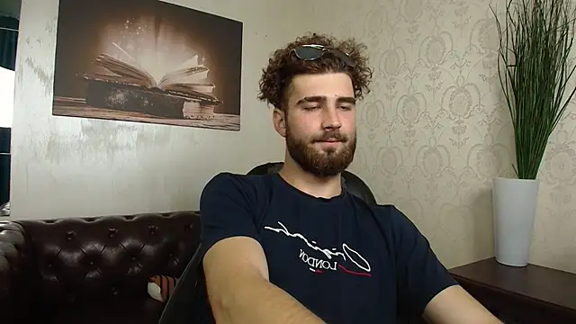 Snapshot of KyloEast chatting on June 21, 7:22 am KyloEast online show from June 21, 7:22 am