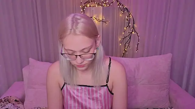 KaraLiin online show from May 12, 5:32 pm