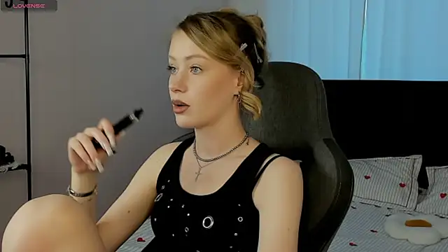EvaHamilton online show from May 3, 1:11 am