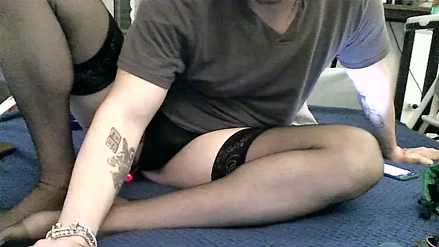 V4L389 online show from April 18, 9:59 pm