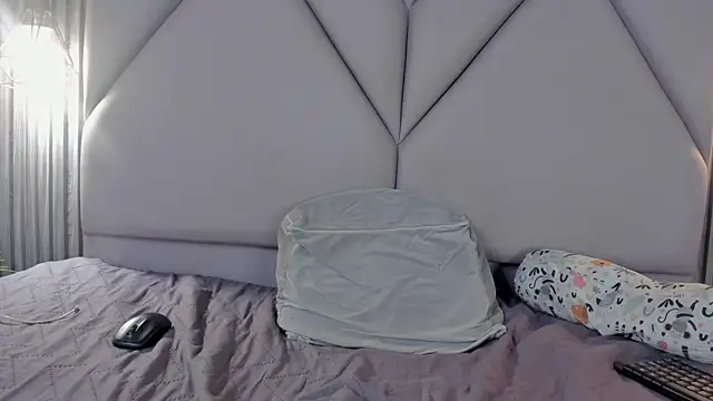 lolabunnysc online show from April 21, 1:50 pm