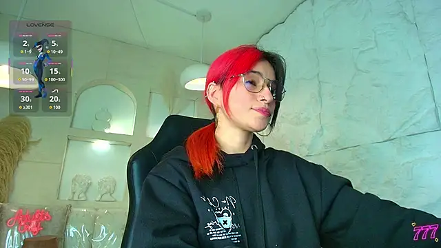 Moon Red r online show from April 21, 7:39 pm