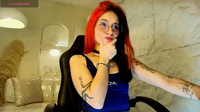Snapshot of Moon_Red_r chatting on April 28, 8:03 pm Moon Red r online show from April 28, 8:03 pm