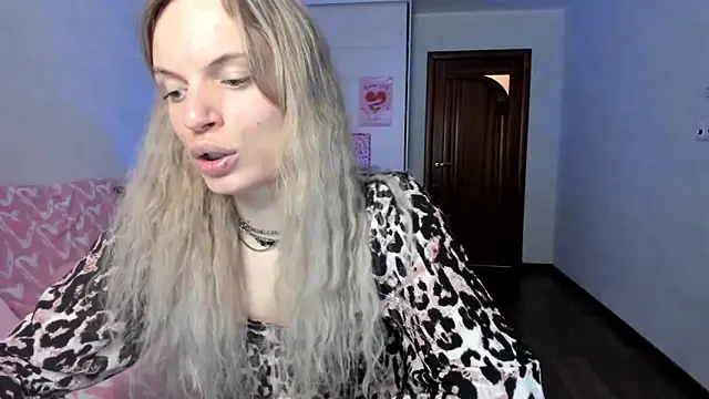 Snapshot of milliKira006 chatting on May 11, 2:45 pm milliKira006 online show from May 11, 2:45 pm
