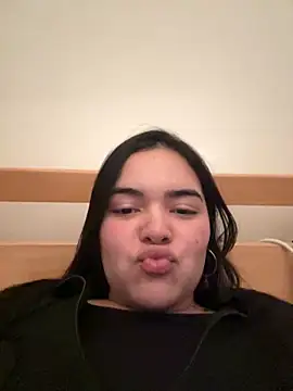 Snapshot of kitty_cutess chatting on May 17, 9:33 pm kitty cutess online show from May 17, 9:33 pm