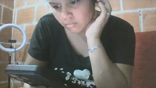 Snapshot of Candelita-hott chatting on May 25, 3:34 am Candelita-hott online show from May 25, 3:34 am