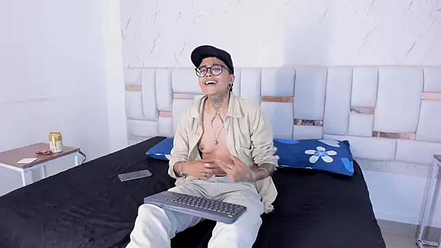 Snapshot of Antony_D_ossa chatting on April 28, 7:52 pm Antony D ossa online show from April 28, 7:52 pm