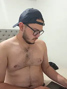 Snapshot of SubBoy_bear chatting on April 24, 2:36 am SubBoy bear online show from April 24, 2:36 am