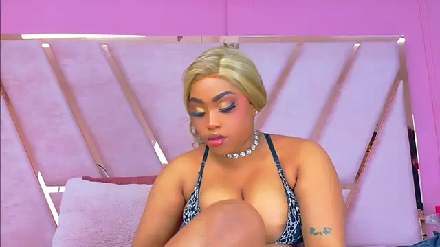Snapshot of TiannahGlow chatting on May 16, 12:26 pm TiannahGlow online show from May 16, 12:26 pm