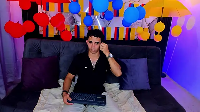 Snapshot of caius_bigcock1 chatting on June 22, 12:35 am caius bigcock1 online show from June 22, 12:35 am