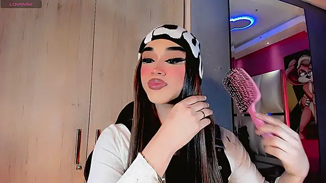 Snapshot of Camila_Vasquezz1 chatting on July 4, 11:27 am Camila Vasquezz1 online show from July 4, 11:27 am