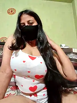 Snapshot of Priya_9945 chatting on May 24, 4:28 am Priya 9945 online show from May 24, 4:28 am