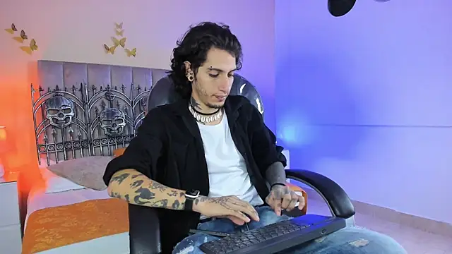 Vergil Noir  online show from May 15, 3:35 am