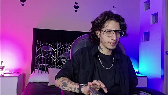 Vergil Noir  online show from June 3, 4:15 am