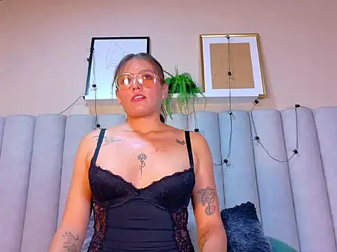 Snapshot of LiaaMoretti__ chatting on April 28, 3:11 am LiaaMoretti online show from April 28, 3:11 am
