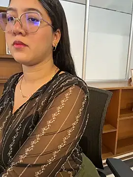 Chloe Thomsoon  online show from June 6, 8:02 pm